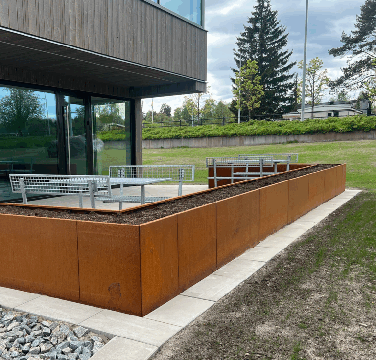 JOS-kierreportaiden lisäksi Weland on toimittanut  myös suorat portaat, joissa on lasikaide ja corten-teräksestä valmistettu istutusallas (Weland Design™). 