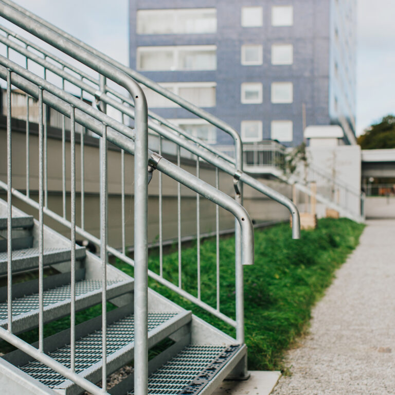 Pyörätuoliluiskien lisäksi Weland toimitti kortteliin 15 jalkasäleikköä ja kolmet portaat.