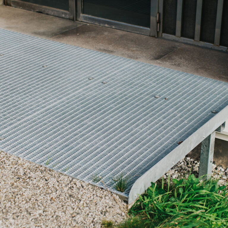 Pyörätuoliluiskien lisäksi Weland toimitti kortteliin 15 jalkasäleikköä ja kolmet portaat.